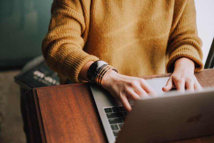 weekly social media report - typing pic